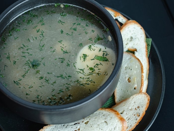 Куриный бульон с гренками и яйцом